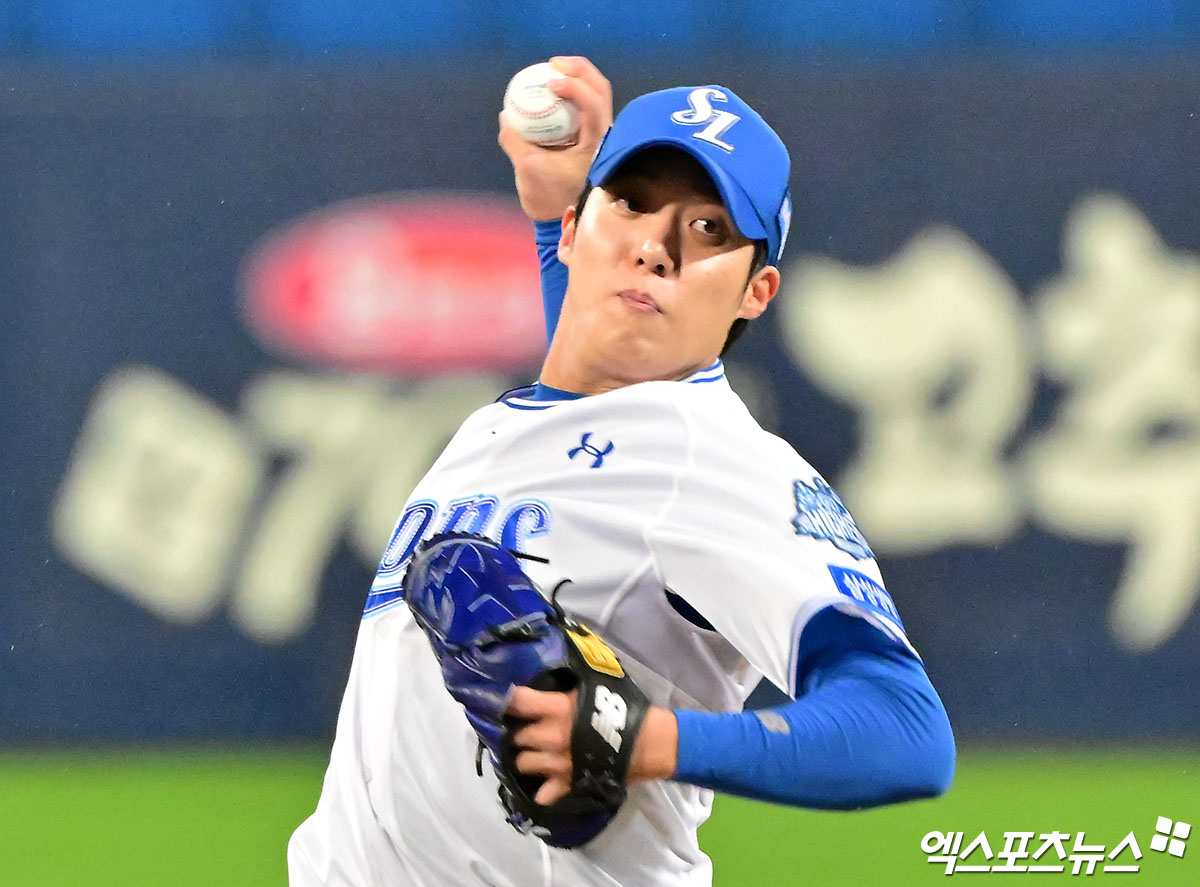 13일 오후 대구삼성라이온즈파크에서 열린 '2025 신한 SOL Bank KBO 포스트시즌' SSG 랜더스와 삼성 라이온즈의 준플레이오프 3차전 경기, 1회초 삼성 선발투수 원태인이 공을 힘차게 던지고 있다. 대구, 김한준 기자