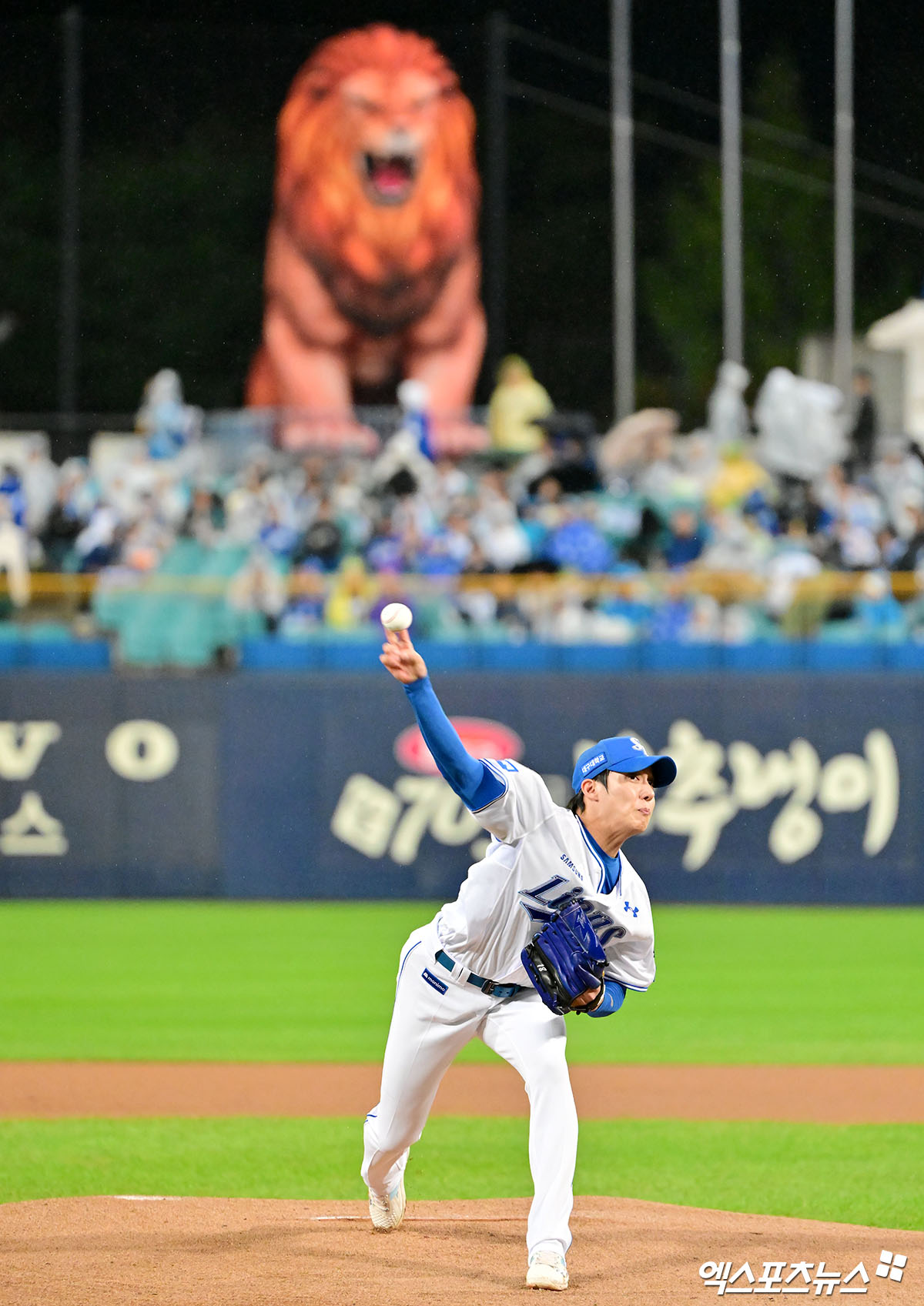 13일 오후 대구삼성라이온즈파크에서 열린 '2025 신한 SOL Bank KBO 포스트시즌' SSG 랜더스와 삼성 라이온즈의 준플레이오프 3차전 경기, 1회초 삼성 선발투수 원태인이 공을 힘차게 던지고 있다. 대구, 김한준 기자