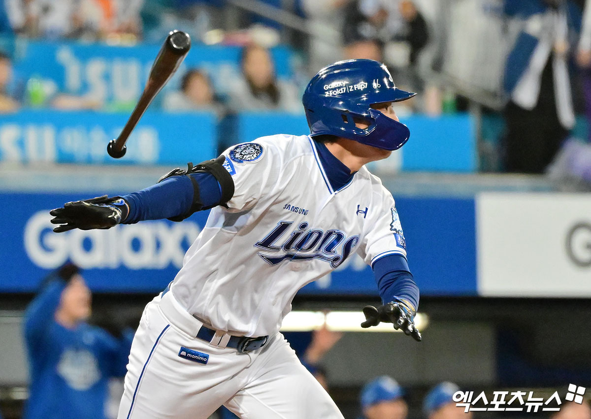 13일 오후 대구삼성라이온즈파크에서 열린 '2025 신한 SOL Bank KBO 포스트시즌' SSG 랜더스와 삼성 라이온즈의 준플레이오프 3차전 경기, 3회말 2사 2루 삼성 구자욱이 1타점 2루타를 날리고 있다. 대구, 김한준 기자
