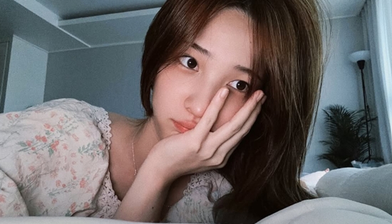 뺨을 가린 율희. 사진=율희 계정