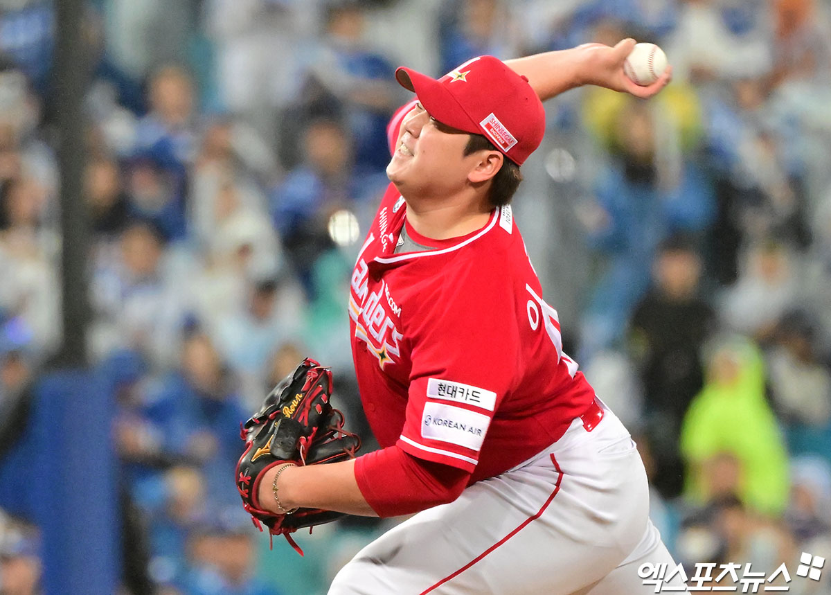 13일 오후 대구삼성라이온즈파크에서 열린 '2025 신한 SOL Bank KBO 포스트시즌' SSG 랜더스와 삼성 라이온즈의 준플레이오프 3차전 경기, 5회말 SSG 이로운이 공을 힘차게 던지고 있다. 대구, 김한준 기자