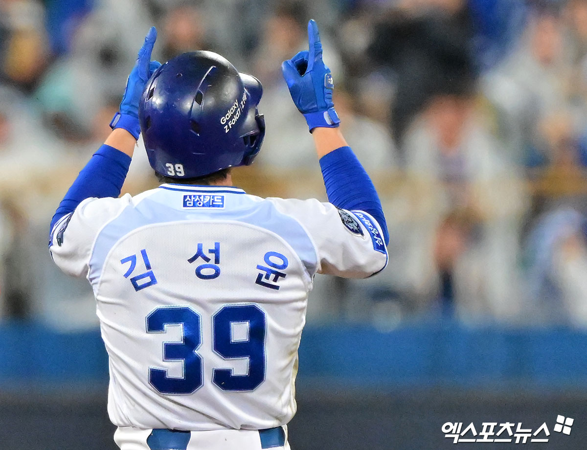 13일 오후 대구삼성라이온즈파크에서 열린 '2025 신한 SOL Bank KBO 포스트시즌' SSG 랜더스와 삼성 라이온즈의 준플레이오프 3차전 경기, 5회말 1사 2루 삼성 김성윤이 1타점 2루타를 날리고 있다. 대구, 김한준 기자