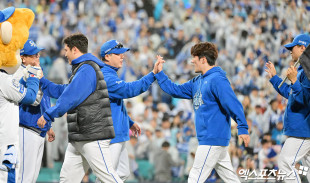 박진만 감독 ‘선수들과 승리의 하이파이브’[포토]