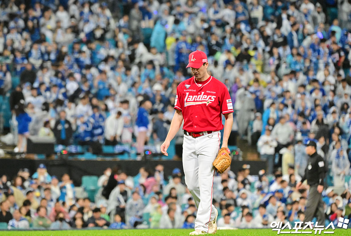 13일 오후 대구삼성라이온즈파크에서 열린 '2025 신한 SOL Bank KBO 포스트시즌' SSG 랜더스와 삼성 라이온즈의 준플레이오프 3차전 경기, 1회말 수비를 마친 SSG 앤더슨이 더그아웃으로 향하고 있다. 대구, 김한준 기자
