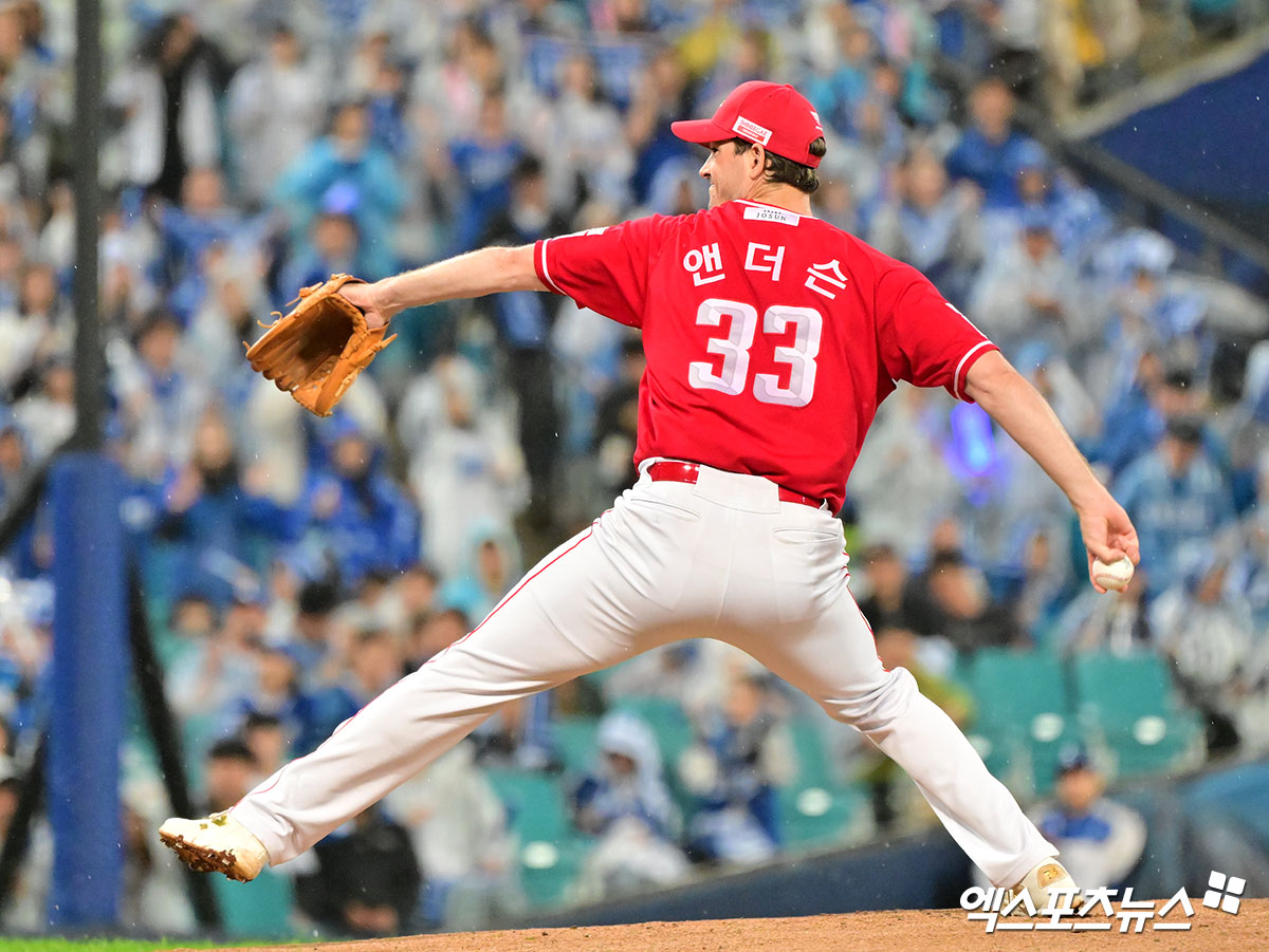 13일 오후 대구삼성라이온즈파크에서 열린 '2025 신한 SOL Bank KBO 포스트시즌' SSG 랜더스와 삼성 라이온즈의 준플레이오프 3차전 경기, 1회말 SSG 선발투수 앤더슨이 공을 힘차게 던지고 있다. 대구, 김한준 기자