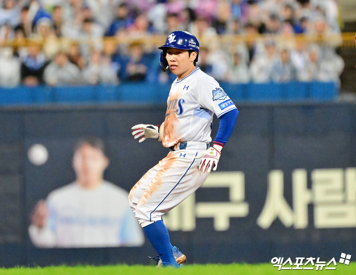 13일 오후 대구삼성라이온즈파크에서 열린 '2025 신한 SOL Bank KBO 포스트시즌' SSG 랜더스와 삼성 라이온즈의 준플레이오프 3차전 경기, 5회말 1사 삼성 김지찬이 좌중간 2루타를 날리고 있다. 대구, 김한준 기자