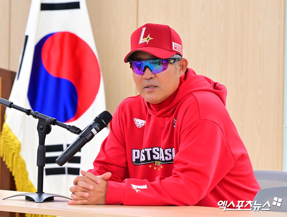 14일 오후 대구삼성라이온즈파크에서 열리는 '2025 신한 SOL Bank KBO 포스트시즌' SSG 랜더스와 삼성 라이온즈의 준플레이오프 4차전 경기, SSG 이숭용 감독이 취재진과 대화를 나누고 있다. 대구, 김한준 기자
