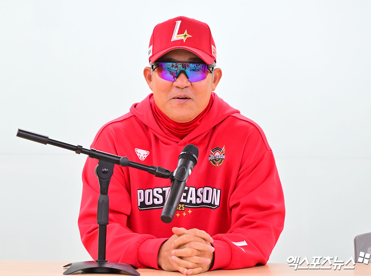 14일 오후 대구삼성라이온즈파크에서 열리는 '2025 신한 SOL Bank KBO 포스트시즌' SSG 랜더스와 삼성 라이온즈의 준플레이오프 4차전 경기, SSG 이숭용 감독이 취재진과 대화를 나누고 있다. 대구, 김한준 기자