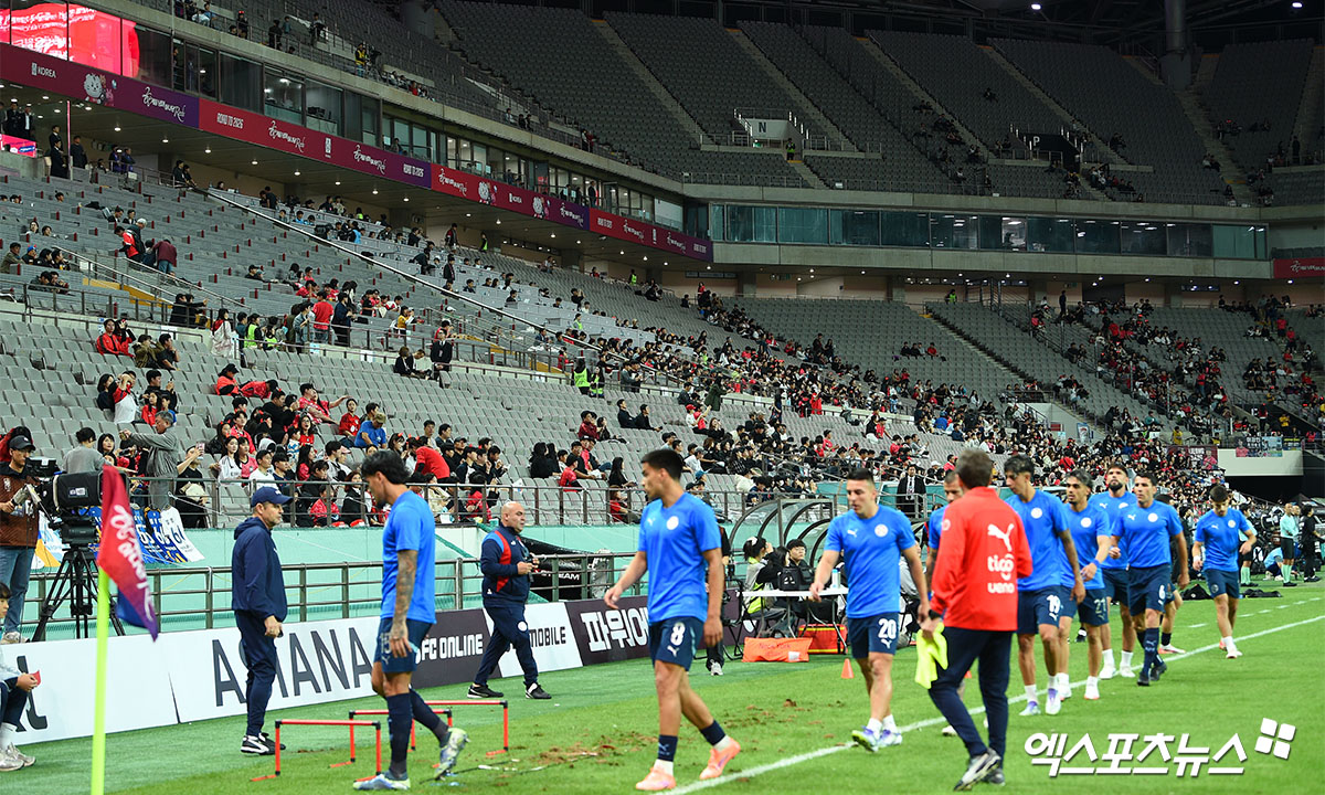 홍명보 감독이 이끄는 대한민국 축구 국가대표팀은 14일 서울월드컵경기장에서 열린 파라과이와의 친선전에서 전반 15분에 나온 엄지성의 선제골에 힘입어 전반전을 1-0으로 마쳤다. 엄지성은 전반전에 상대의 실수를 놓치지 않고 선제골을 터트리면서 생애 첫 A매치 경기에서 지난 2022년 1월 이후 1368일 만에 A매치 득점을 기록했다. 홍명보호는 남은 시간 동안 엄지성의 선제골을 지켜내면서 전반전을 1-0으로 마쳐 승리에 한 발자국 더 다가섰다. 서울월드컵경기장 고아라 기자