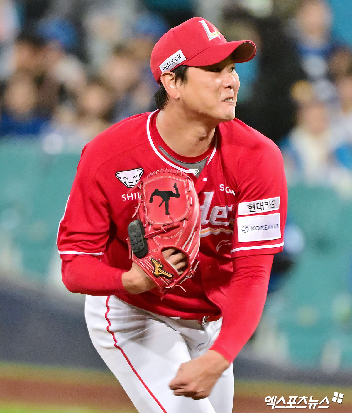 14일 오후 대구삼성라이온즈파크에서 열린 '2025 신한 SOL Bank KBO 포스트시즌' SSG 랜더스와 삼성 라이온즈의 준플레이오프 4차전 경기, 1회말 SSG 선발투수 김광현이 공을 힘차게 던지고 있다. 대구, 김한준 기자