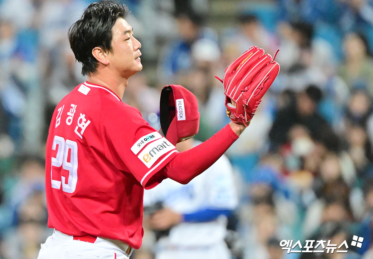 14일 오후 대구삼성라이온즈파크에서 열린 '2025 신한 SOL Bank KBO 포스트시즌' SSG 랜더스와 삼성 라이온즈의 준플레이오프 4차전 경기, 3회말 1사 SSG 김광현이 삼성 강민호에게 볼넷을 허용한 후 아쉬워하고 있다. 대구, 김한준 기자