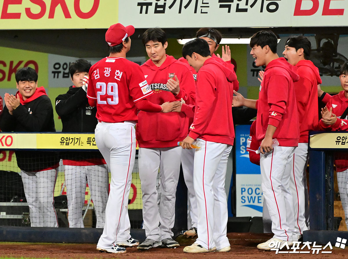 14일 오후 대구삼성라이온즈파크에서 열린 '2025 신한 SOL Bank KBO 포스트시즌' SSG 랜더스와 삼성 라이온즈의 준플레이오프 4차전 경기, 1회말 수비를 마친 SSG 선발투수 김광현이 더그아웃으로 향하고 있다. 대구, 김한준 기자
