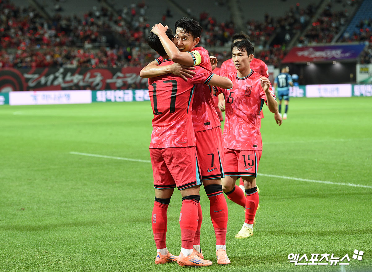 홍명보 감독이 이끄는 대한민국 축구 국가대표팀은 14일 서울월드컵경기장에서 열린 파라과이와의 친선전에서 전반 15분에 나온 엄지성의 선제골에 힘입어 전반전을 1-0으로 마쳤다. 엄지성은 전반전에 상대의 실수를 놓치지 않고 선제골을 터트리면서 생애 첫 A매치 경기에서 지난 2022년 1월 이후 1368일 만에 A매치 득점을 기록했다. 홍명보호는 남은 시간 동안 엄지성의 선제골을 지켜내면서 전반전을 1-0으로 마쳐 승리에 한 발자국 더 다가섰다. 서울월드컵경기장 고아라 기자