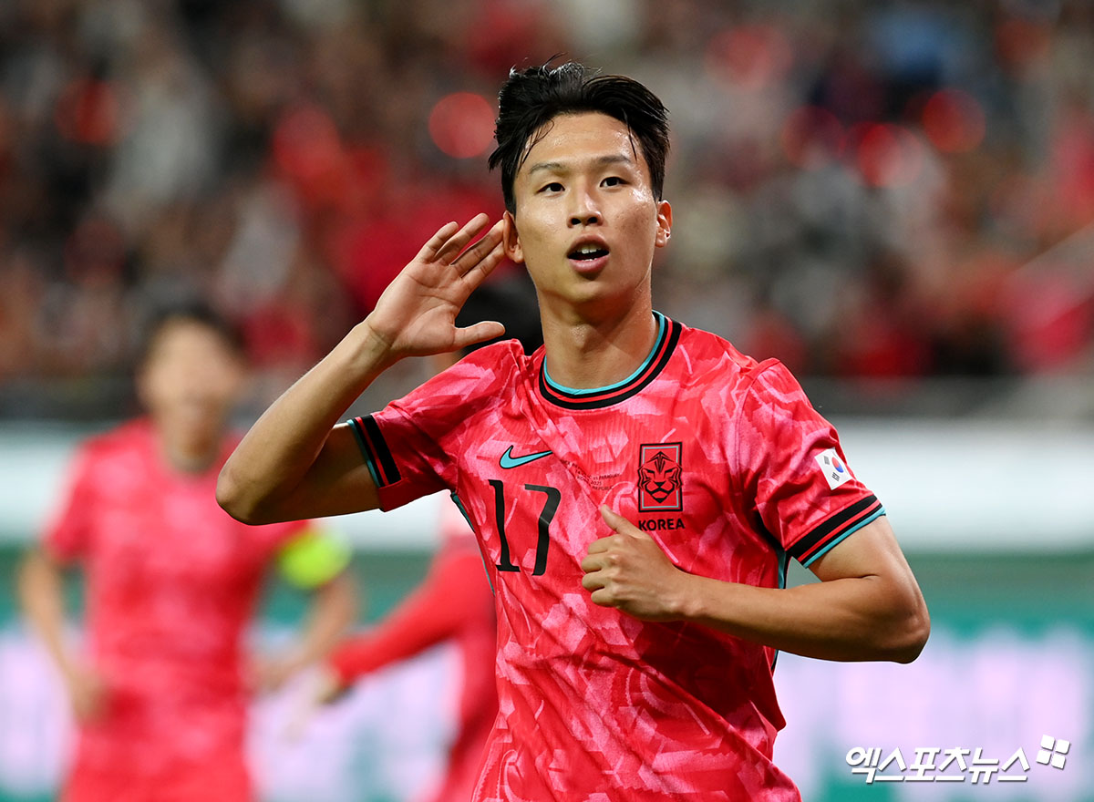 홍명보 감독이 이끄는 대한민국 축구 국가대표팀은 14일 서울월드컵경기장에서 열린 파라과이와의 친선전에서 전반 15분에 나온 엄지성의 선제골에 힘입어 전반전을 1-0으로 마쳤다. 엄지성은 전반전에 상대의 실수를 놓치지 않고 선제골을 터트리면서 생애 첫 A매치 경기에서 지난 2022년 1월 이후 1368일 만에 A매치 득점을 기록했다. 홍명보호는 남은 시간 동안 엄지성의 선제골을 지켜내면서 전반전을 1-0으로 마쳐 승리에 한 발자국 더 다가섰다. 서울월드컵경기장 고아라 기자