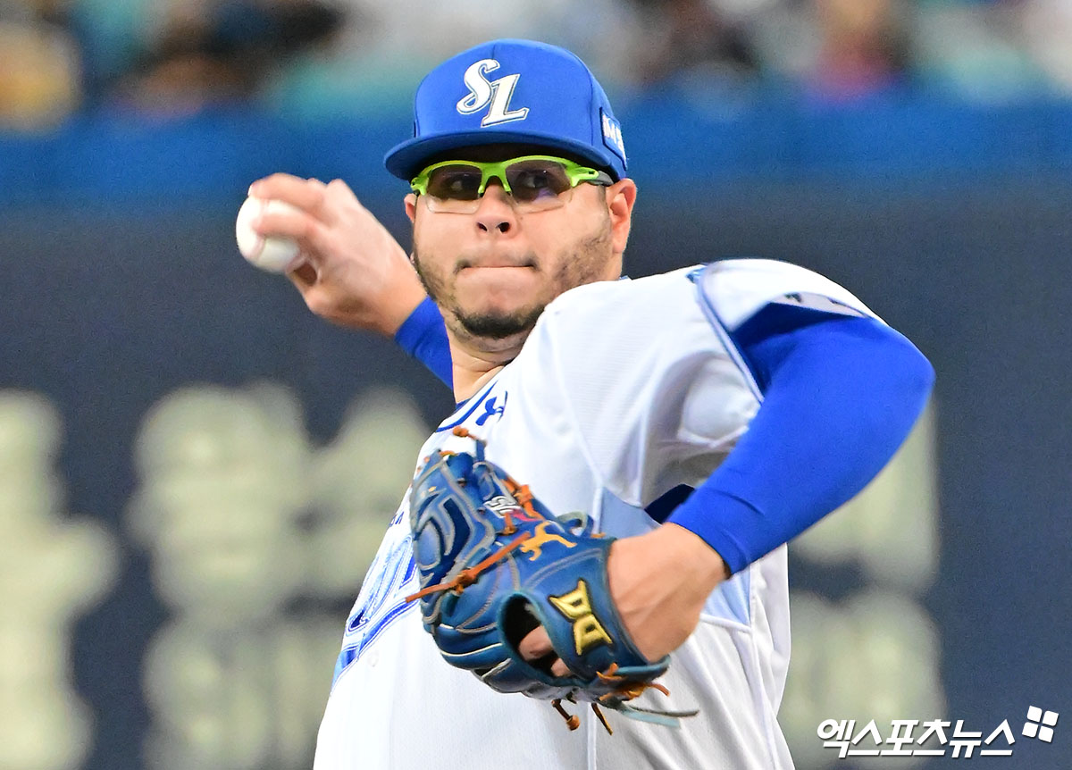 14일 오후 대구삼성라이온즈파크에서 열린 '2025 신한 SOL Bank KBO 포스트시즌' SSG 랜더스와 삼성 라이온즈의 준플레이오프 4차전 경기, 1회초 삼성 선발투수 후라도가 공을 힘차게 던지고 있다. 대구, 김한준 기자