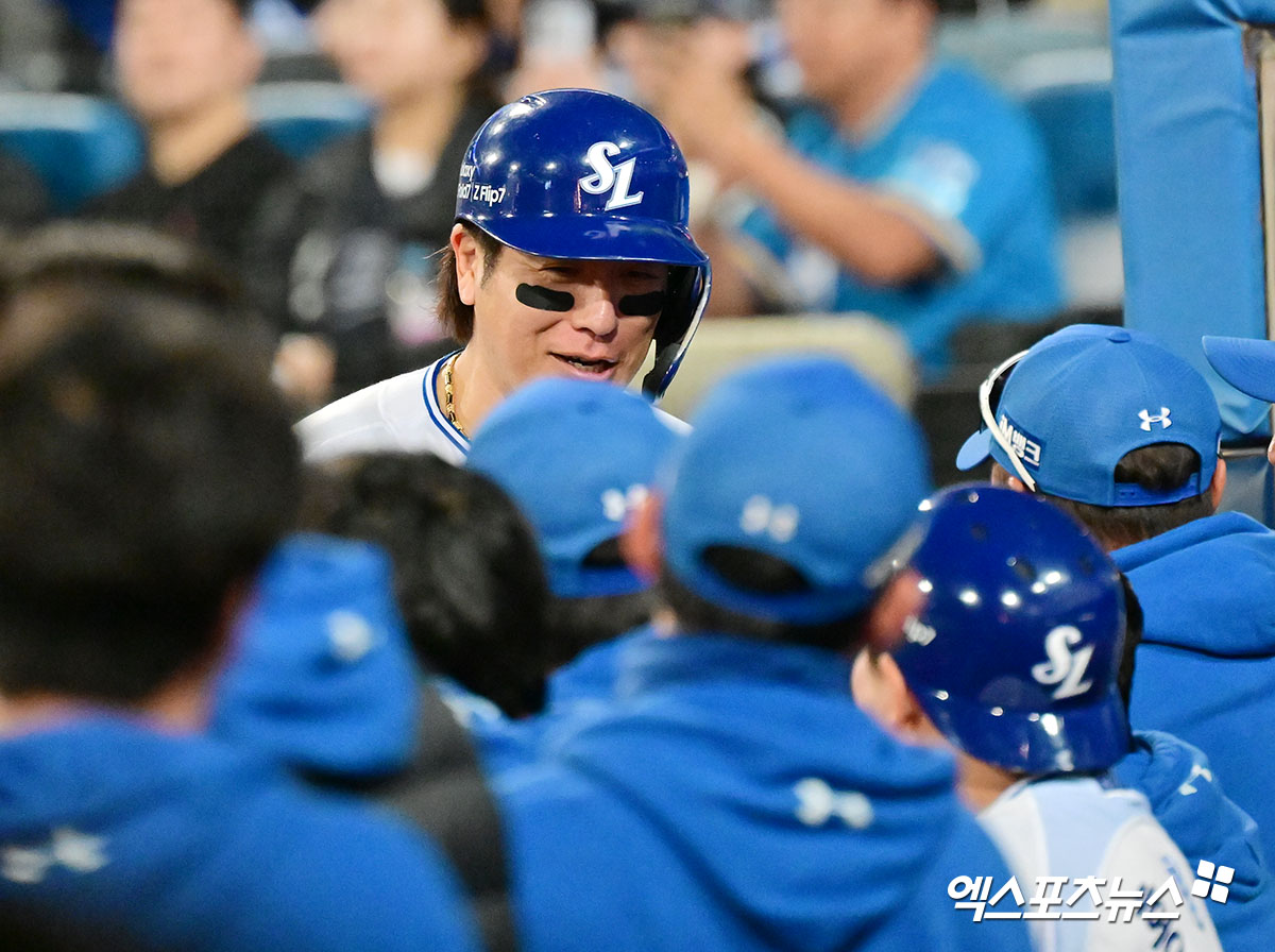 14일 오후 대구삼성라이온즈파크에서 열린 '2025 신한 SOL Bank KBO 포스트시즌' SSG 랜더스와 삼성 라이온즈의 준플레이오프 4차전 경기, 3회말 1사 1,2루 삼성 강민호가 김지찬의 1타점 적시타때 득점에 성공하고 있다. 대구, 김한준 기자