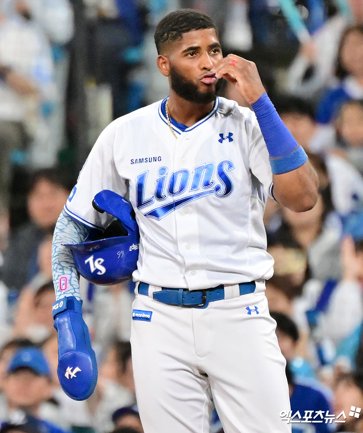 14일 오후 대구삼성라이온즈파크에서 열린 '2025 신한 SOL Bank KBO 포스트시즌' SSG 랜더스와 삼성 라이온즈의 준플레이오프 4차전 경기, 6회말 무사 1,2루 삼성 디아즈가 1타점 적시타를 날린 후 세리머니를 하고 있다. 대구, 김한준 기자