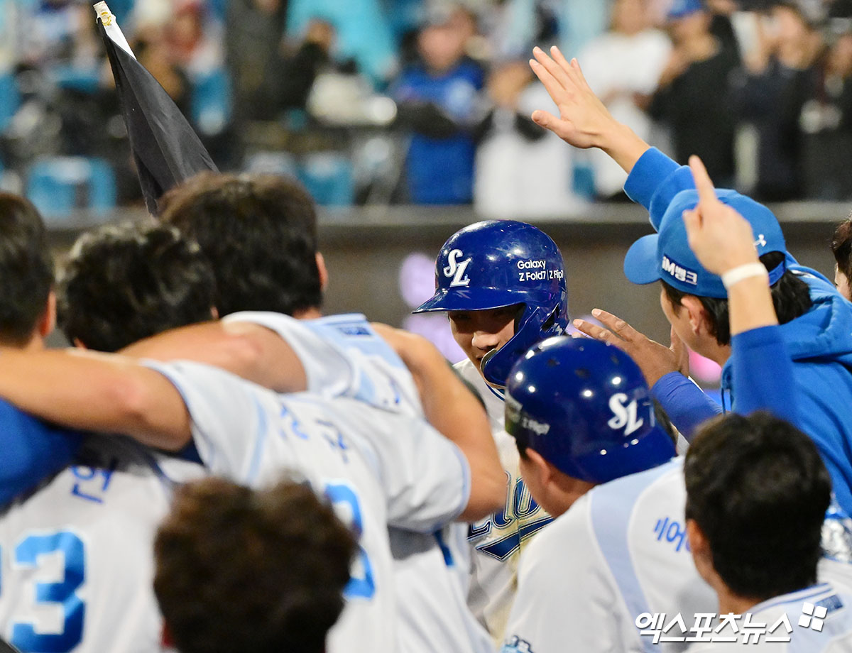 14일 오후 대구삼성라이온즈파크에서 열린 '2025 신한 SOL Bank KBO 포스트시즌' SSG 랜더스와 삼성 라이온즈의 준플레이오프 4차전 경기, 8회말 2사 삼성 이재현이 솔로 홈런을 날린 후 기뻐하고 있다. 대구, 김한준 기자