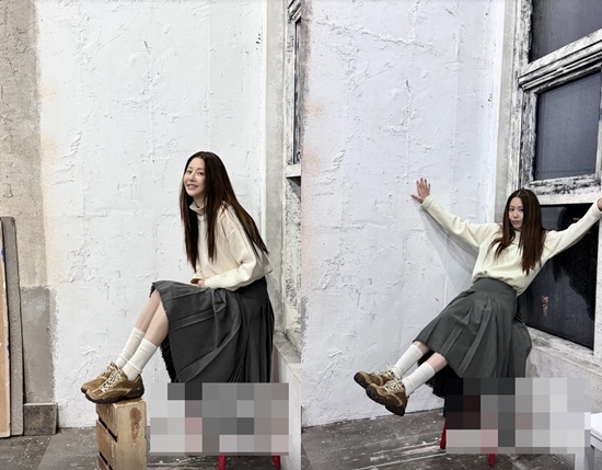 고현정이 운동화를 신고 포즈를 취하고 있다. 사진=고현정 계정