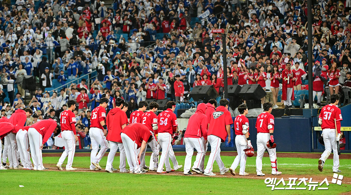 14일 오후 대구삼성라이온즈파크에서 열린 '2025 신한 SOL Bank KBO 포스트시즌' SSG 랜더스와 삼성 라이온즈의 준플레이오프 4차전 경기, 삼성이 디아즈와 이재현의 백투백 홈런에 힙입어 SSG에 5:2로 승리하며 플레이오프에 진출했다. 경기종료 후 SSG 선수들이 그라운드를 빠져나가고 있다. 대구, 김한준 기자