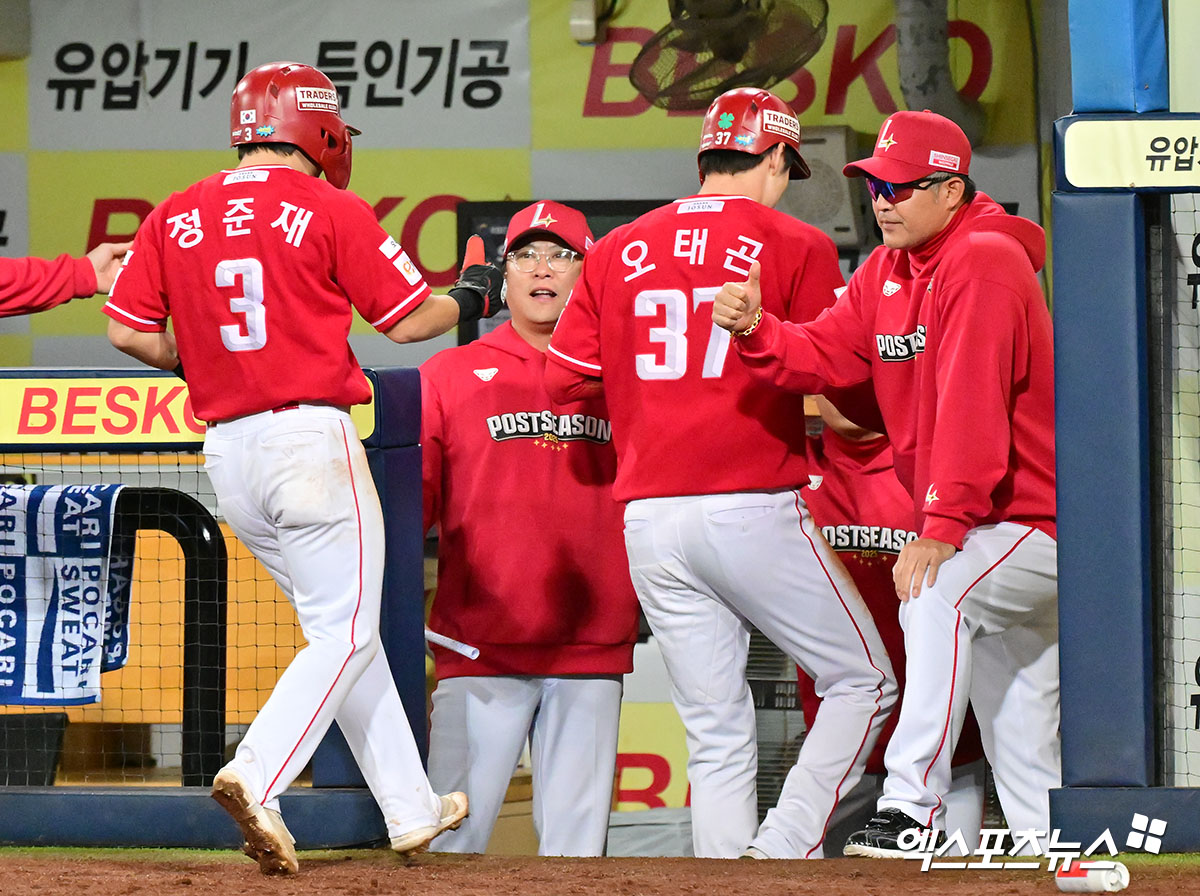14일 오후 대구삼성라이온즈파크에서 열린 '2025 신한 SOL Bank KBO 포스트시즌' SSG 랜더스와 삼성 라이온즈의 준플레이오프 4차전 경기, 8회초 무사 1,3루 SSG 오태곤과 정준재가 박성한의 2타점 2루타때 득점에 성공한 후 이숭용 감독의 축하를 받고 있다. 대구, 김한준 기자