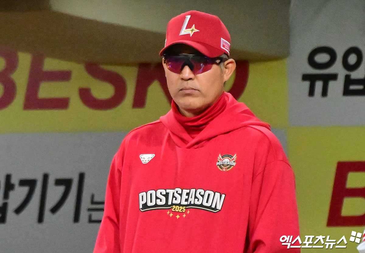 14일 오후 대구삼성라이온즈파크에서 열린 '2025 신한 SOL Bank KBO 포스트시즌' SSG 랜더스와 삼성 라이온즈의 준플레이오프 4차전 경기, SSG 이숭용 감독이 경기를 지켜보고 있다. 대구, 김한준 기자