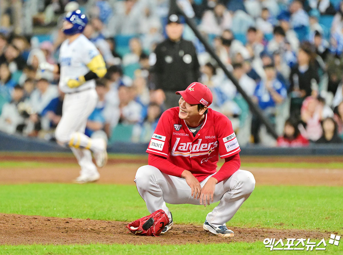 14일 오후 대구삼성라이온즈파크에서 열린 '2025 신한 SOL Bank KBO 포스트시즌' SSG 랜더스와 삼성 라이온즈의 준플레이오프 4차전 경기, 5회말 1사 SSG 김광현이 삼성 전병우를 좌익수 플라이로 처리하고 있다. 대구, 김한준 기자