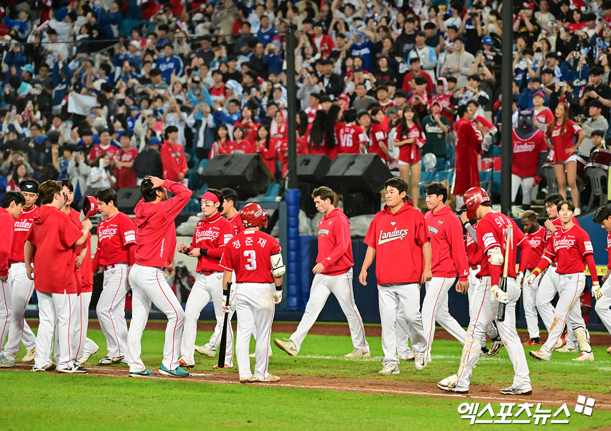 14일 오후 대구삼성라이온즈파크에서 열린 '2025 신한 SOL Bank KBO 포스트시즌' SSG 랜더스와 삼성 라이온즈의 준플레이오프 4차전 경기, 삼성이 디아즈와 이재현의 백투백 홈런에 힙입어 SSG에 5:2로 승리하며 플레이오프에 진출했다. 경기종료 후 SSG 선수단이 그라운드로 나오고 있다. 대구, 김한준 기자
