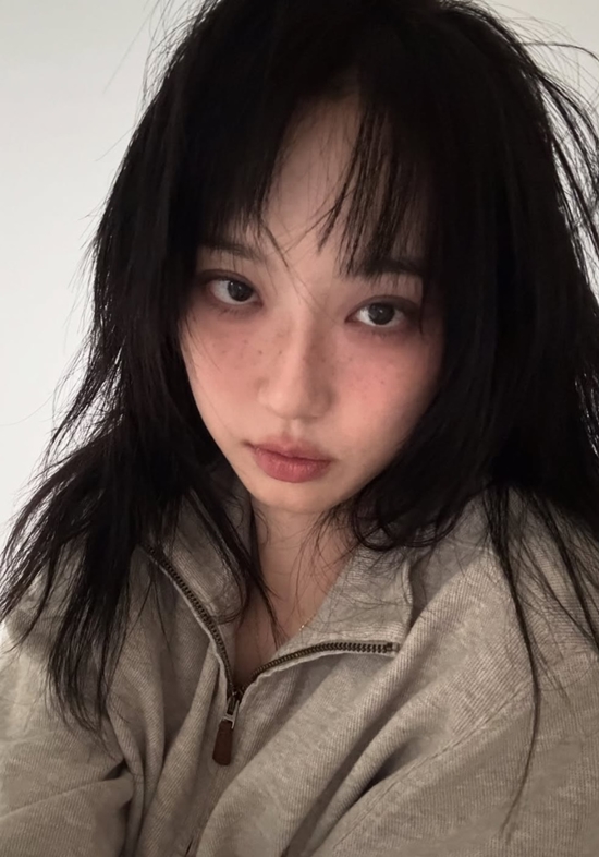 헝클어진 머리를 공개한 한지현. 사진=한지현 계정