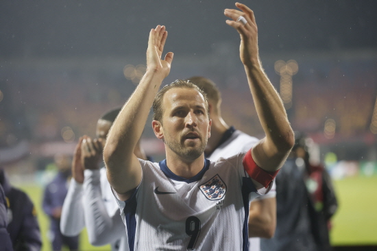 '축구종가' 잉글랜드가 파죽의 6경기 무실점 승리를 달리며 2026 국제축구연맹(FIFA) 북중미 월드컵(캐나다·멕시코·미국 공동 개최) 본선에 가장 먼저 오른 유럽 국가가 됐다. 케인은 잉글랜드의 본선행을 확정짓는 경기에서 멀티골을 터트리며 주장이자 간판 공격수로서의 역량을 유감 없이 발휘했다. 토마스 투헬 감독이 이끄는 잉글랜드(FIFA 랭킹 4위)는 15일(한국시간) 라트비아 리가의 다우가바스 스타디온스에서 열린 2026 월드컵 유럽 예선 K조 6차전 원정 경기에서 라트비아(137위)를 5-0으로 대파했다. 잉글랜드는 월드컵 예선 6경기를 모두 무실점 승리로 마치는 기염을 토했다. 승점 18을 기록하며 11월에 남겨 둔 두 경기에 관계 없이 각 조 1위에 주어지는 본선 티켓을 유럽에서 가장 빨리 거머쥐었다. 연합뉴스