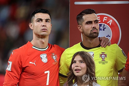 로베르토 마르티네스 감독이 이끄는 포르투갈 축구 대표팀이 15일(한국시간) 포르투갈 수도 리스본에 있는 에스타디우 조세 알발라데에서 열린 헝가리와의 2026 북중미 월드컵(캐나다-미국-멕시코 공동 개최) 유럽지역 예선 F조 4차전에서 2-2로 비겼다. 호날두는 이날 경기 전반에만 두 골을 터뜨리면서 월드컵 지역 예선에서 통산 41골을 터뜨려 전 세계 1등을 차지했다. 카를로스 루이스(과테말라)와 종전 타이 기록인 39골을 기록 중이던 호날두는 통산 여섯 번째 월드컵 도전으로 최다 득점자에 이름을 올렸다. 연합뉴스