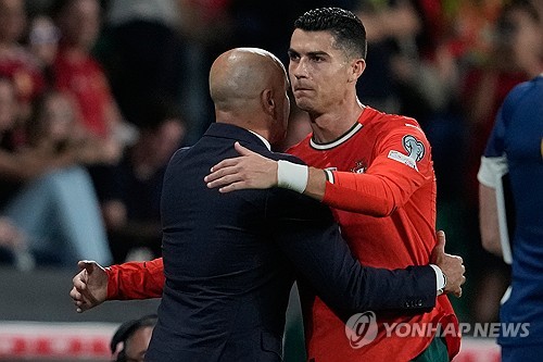 로베르토 마르티네스 감독이 이끄는 포르투갈 축구 대표팀이 15일(한국시간) 포르투갈 수도 리스본에 있는 에스타디우 조세 알발라데에서 열린 헝가리와의 2026 북중미 월드컵(캐나다-미국-멕시코 공동 개최) 유럽지역 예선 F조 4차전에서 2-2로 비겼다. 호날두는 이날 경기 전반에만 두 골을 터뜨리면서 월드컵 지역 예선에서 통산 41골을 터뜨려 전 세계 1등을 차지했다. 카를로스 루이스(과테말라)와 종전 타이 기록인 39골을 기록 중이던 호날두는 통산 여섯 번째 월드컵 도전으로 최다 득점자에 이름을 올렸다. 연합뉴스