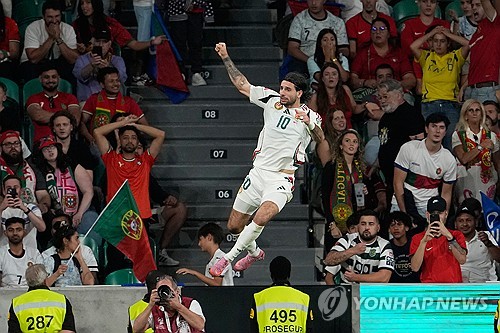 로베르토 마르티네스 감독이 이끄는 포르투갈 축구 대표팀이 15일(한국시간) 포르투갈 수도 리스본에 있는 에스타디우 조세 알발라데에서 열린 헝가리와의 2026 북중미 월드컵(캐나다-미국-멕시코 공동 개최) 유럽지역 예선 F조 4차전에서 2-2로 비겼다. 호날두는 이날 경기 전반에만 두 골을 터뜨리면서 월드컵 지역 예선에서 통산 41골을 터뜨려 전 세계 1등을 차지했다. 카를로스 루이스(과테말라)와 종전 타이 기록인 39골을 기록 중이던 호날두는 통산 여섯 번째 월드컵 도전으로 최다 득점자에 이름을 올렸다. 연합뉴스