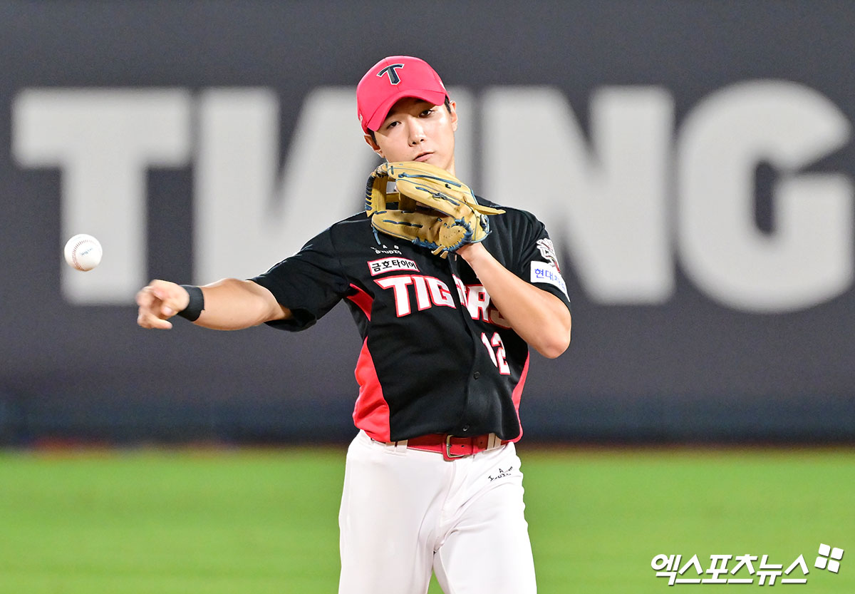 KIA 타이거즈가 KBO가 주최하고 울산광역시와 문화체육관광부의 후원으로 개최되는 '2025 울산-KBO Fall League(가을리그)' 개막전에서 대학 선발팀에 패했다. KIA는 울산 문수구장에서 열린 대회 개막전에서 대학생들로 구성된 대학 선발팀에 10-11로 패했다. 황동하가 4이닝 무실점으로 호투했으나 그가 내려간 뒤 대학 선발팀 타선이 폭발했다. 엑스포츠뉴스DB