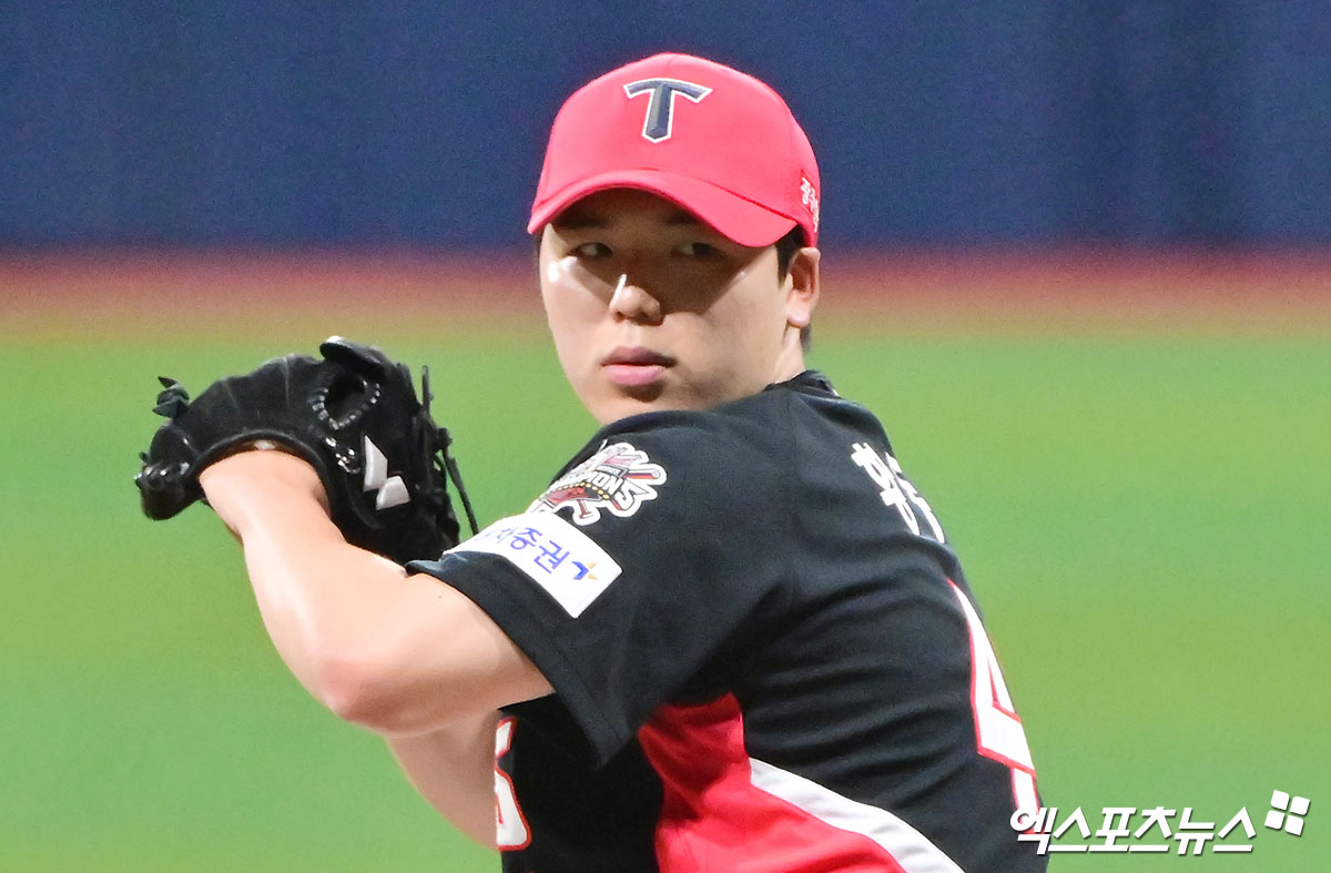 KIA 타이거즈가 KBO가 주최하고 울산광역시와 문화체육관광부의 후원으로 개최되는 '2025 울산-KBO Fall League(가을리그)' 개막전에서 대학 선발팀에 패했다. KIA는 울산 문수구장에서 열린 대회 개막전에서 대학생들로 구성된 대학 선발팀에 10-11로 패했다. 황동하가 4이닝 무실점으로 호투했으나 그가 내려간 뒤 대학 선발팀 타선이 폭발했다. 엑스포츠뉴스DB