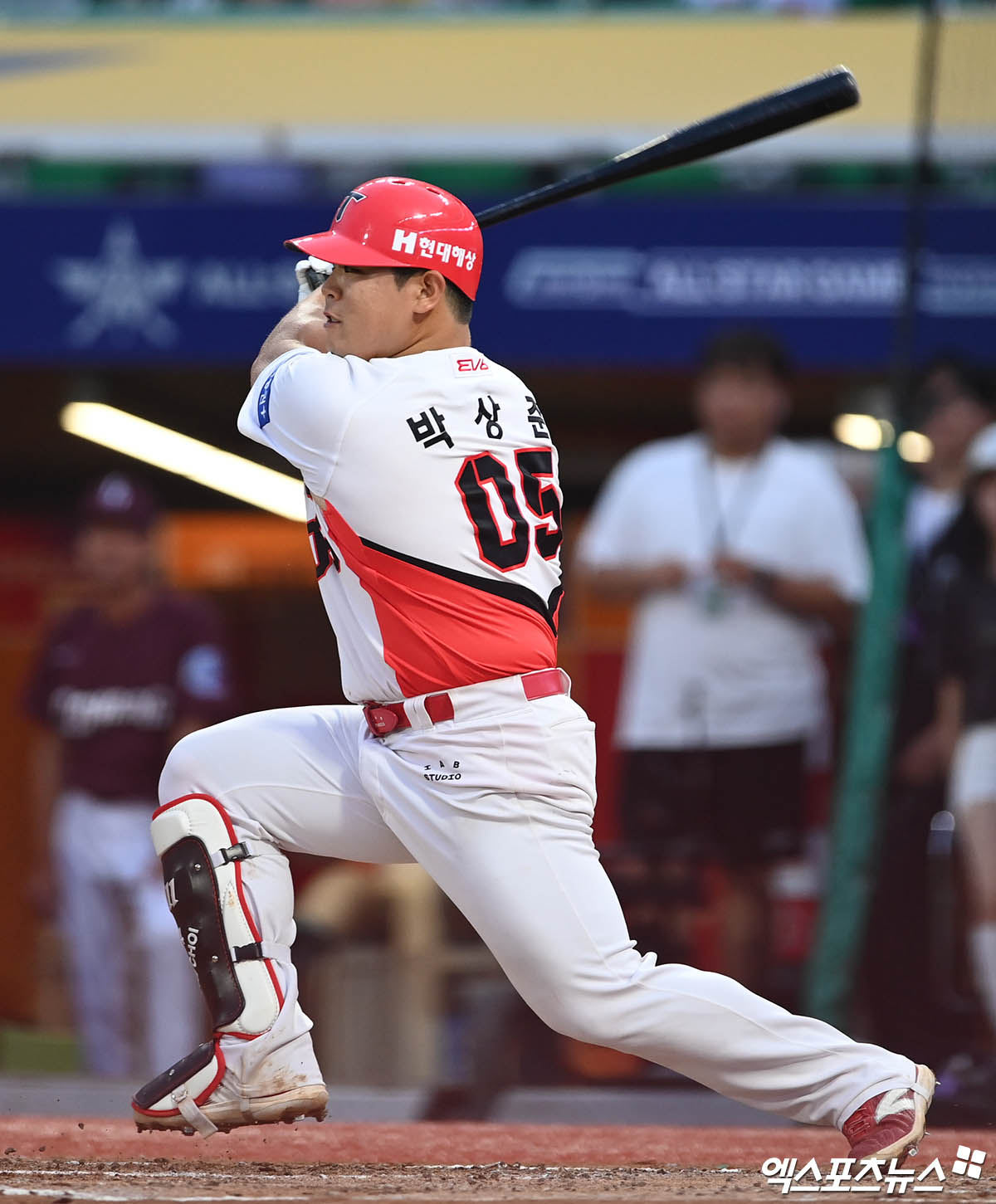 KIA 타이거즈가 KBO가 주최하고 울산광역시와 문화체육관광부의 후원으로 개최되는 '2025 울산-KBO Fall League(가을리그)' 개막전에서 대학 선발팀에 패했다. KIA는 울산 문수구장에서 열린 대회 개막전에서 대학생들로 구성된 대학 선발팀에 10-11로 패했다. 황동하가 4이닝 무실점으로 호투했으나 그가 내려간 뒤 대학 선발팀 타선이 폭발했다. 엑스포츠뉴스DB