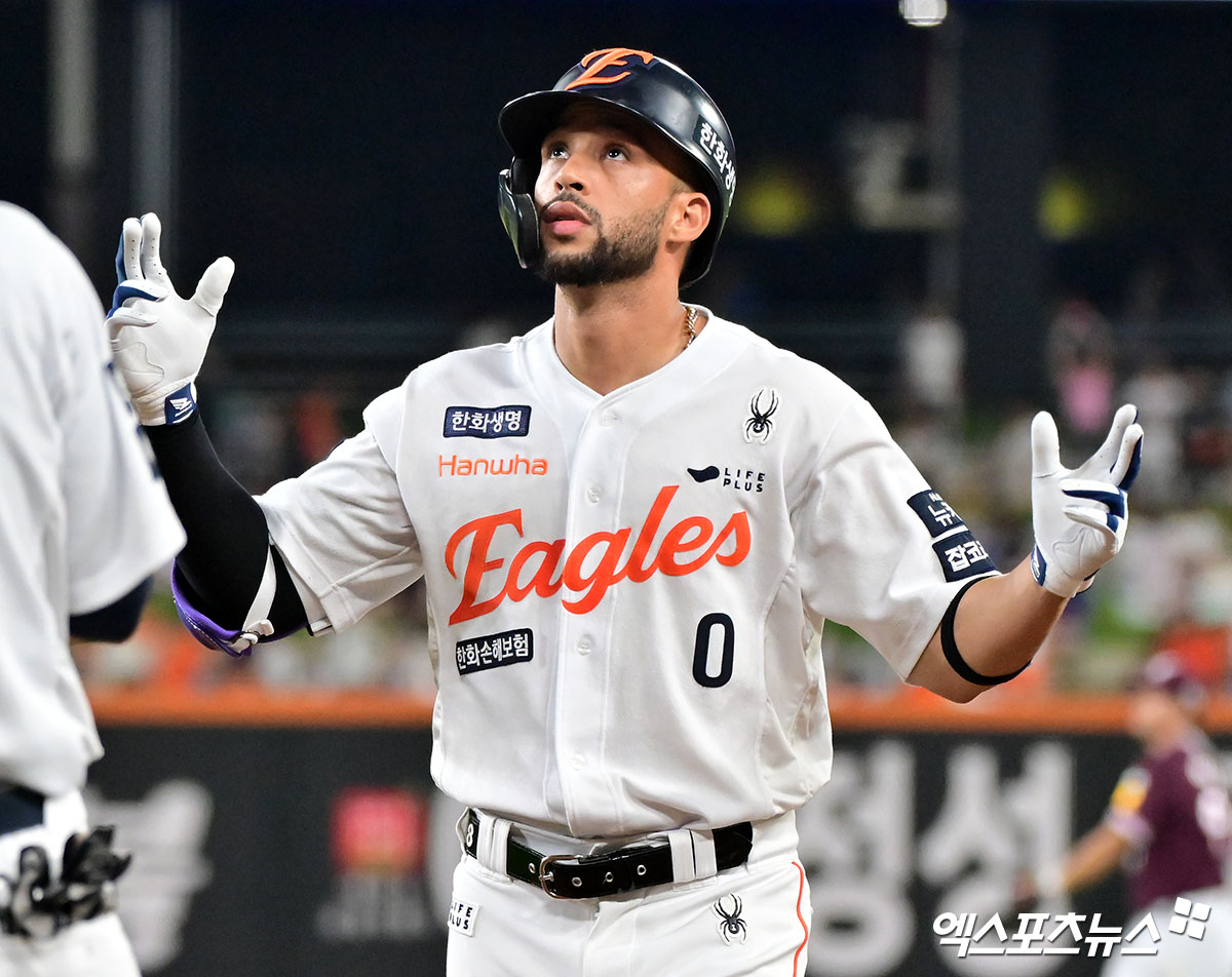 15일 오후 대전 한화생명 볼파크에서 열린 '2025 신한 SOL Bank KBO리그' 키움 히어로즈와 한화 이글스의 경기, 6회말 한화 리베라토가 중전안타를 날리고 있다. 엑스포츠뉴스DB