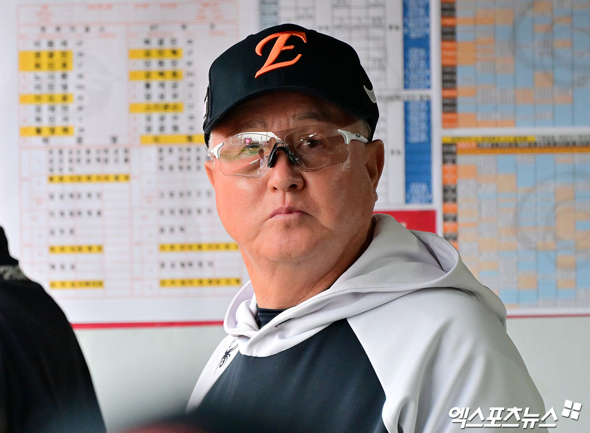 한화 이글스 김경문 감독이 삼성과의 플레이오프 시리즈에 나설 출장자 명단을 결정했다. 베테랑 내야수 안치홍이 빠지고 시즌 막판 부진했던 필승조 박상원과 불펜 전환에 성공한 엄상백이 플레이오프 시리즈 엔트리에 이름을 올렸다. 엑스포츠뉴스 DB