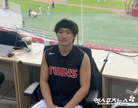 지난 15일 이천 LG챔피언스파크에서 펼쳐진 한국시리즈 대비 자체 청백전 이후 LG 트윈스 신민재가 취재진의 인터뷰에 응하고 있다. 엑스포츠뉴스 이천, 김유민 기자