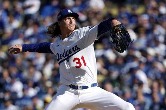 다저스는 17일 미국 캘리포니아주 로스앤젤레스 다저스타디움에서 밀워키와 2025 메이저리그(MLB) 포스트시즌 내셔널리그 챔피언십 시리즈 3차전을 치러 3-1로 승리했다. 시리즈 전적 3승을 달성한 다저스는 남은 4경기에서 1승만 거두면 월드시리즈 진출을 조기 확정한다. 연합뉴스