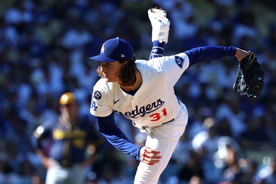 다저스는 17일 미국 캘리포니아주 로스앤젤레스 다저스타디움에서 밀워키와 2025 메이저리그(MLB) 포스트시즌 내셔널리그 챔피언십 시리즈 3차전을 치러 3-1로 승리했다. 시리즈 전적 3승을 달성한 다저스는 남은 4경기에서 1승만 거두면 월드시리즈 진출을 조기 확정한다. 