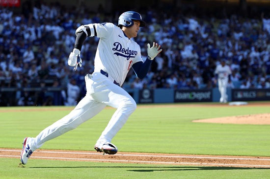 다저스는 17일 미국 캘리포니아주 로스앤젤레스 다저스타디움에서 밀워키와 2025 메이저리그(MLB) 포스트시즌 내셔널리그 챔피언십 시리즈 3차전을 치러 3-1로 승리했다. 시리즈 전적 3승을 달성한 다저스는 남은 4경기에서 1승만 거두면 월드시리즈 진출을 조기 확정한다. 