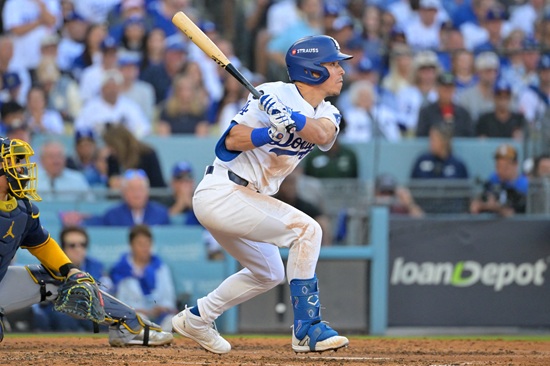 다저스는 17일 미국 캘리포니아주 로스앤젤레스 다저스타디움에서 밀워키와 2025 메이저리그(MLB) 포스트시즌 내셔널리그 챔피언십 시리즈 3차전을 치러 3-1로 승리했다. 시리즈 전적 3승을 달성한 다저스는 남은 4경기에서 1승만 거두면 월드시리즈 진출을 조기 확정한다. 