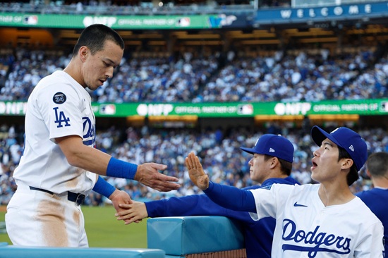 다저스는 17일 미국 캘리포니아주 로스앤젤레스 다저스타디움에서 밀워키와 2025 메이저리그(MLB) 포스트시즌 내셔널리그 챔피언십 시리즈 3차전을 치러 3-1로 승리했다. 시리즈 전적 3승을 달성한 다저스는 남은 4경기에서 1승만 거두면 월드시리즈 진출을 조기 확정한다. 