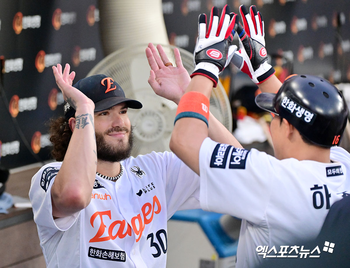 김경문 감독이 이끄는 한화는 17일 대전 한화생명 볼파크에서 삼성과 플레이오프 1차전을 치른다. 이날 한화는 삼성 선발 헤르손 가라비토를 상대로 손아섭(지명타자)~리베라토(중견수)~문현빈(좌익수)~노시환(3루수)~채은성(1루수)~하주석(2루수)~김태연(우익수)~최재훈(포수)~심우준(유격수) 순으로 선발 라인업을 꾸렸다. 사진은 코디 폰세와 하주석. 엑스포츠뉴스DB