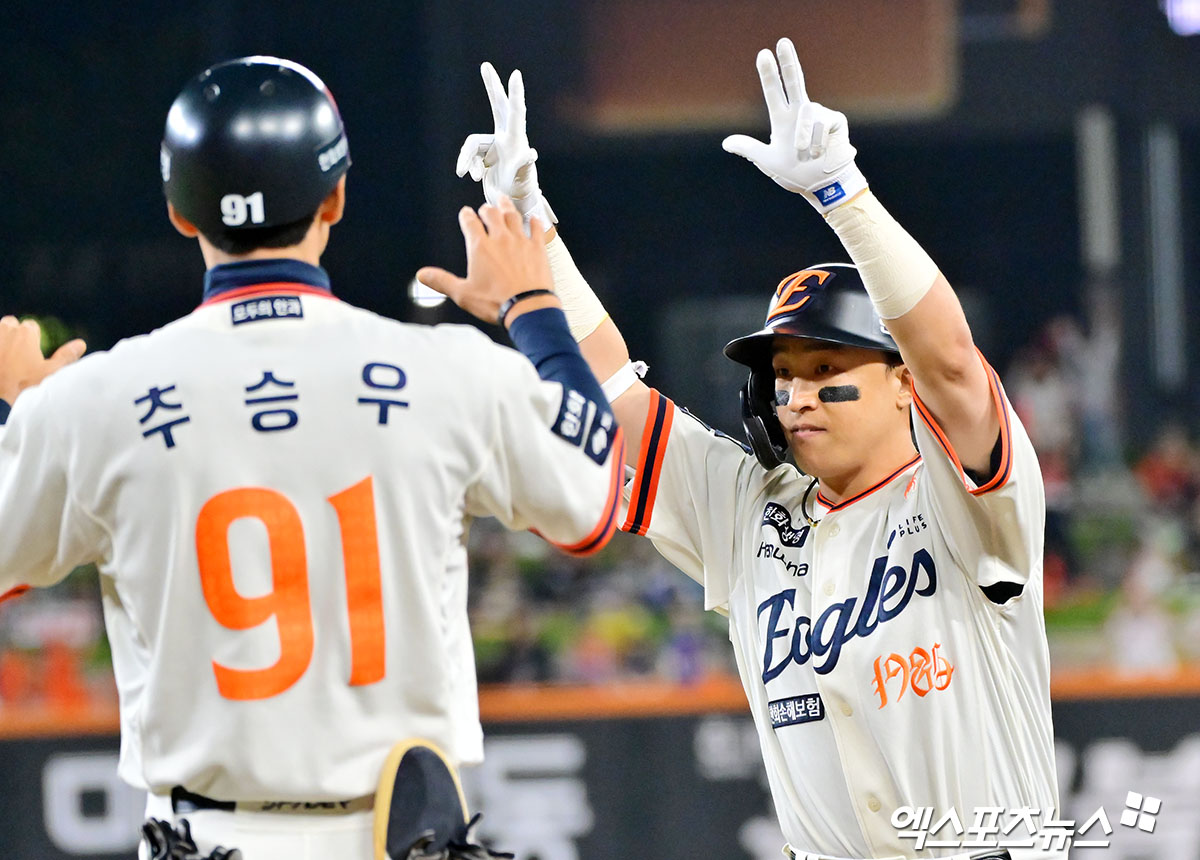 김경문 감독이 이끄는 한화는 17일 대전 한화생명 볼파크에서 삼성과 플레이오프 1차전을 치른다. 이날 한화는 삼성 선발 헤르손 가라비토를 상대로 손아섭(지명타자)~리베라토(중견수)~문현빈(좌익수)~노시환(3루수)~채은성(1루수)~하주석(2루수)~김태연(우익수)~최재훈(포수)~심우준(유격수) 순으로 선발 라인업을 꾸렸다. 사진은 손아섭. 엑스포츠뉴스DB엑스포츠뉴스DB