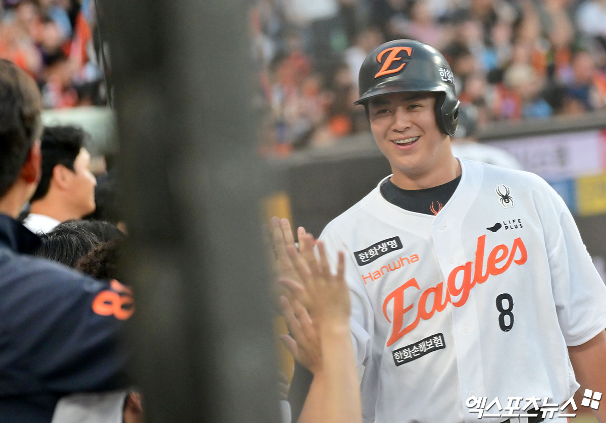 14일 오후 대전 한화생명 볼파크에서 열린 '2025 신한 SOL Bank KBO리그' 롯데 자이언츠와 한화 이글스의 경기, 2회말 무사 2루 한화 노시환이 채은성의 1타점 적시타때 득점에 성공하고 있다. 엑스포츠뉴스DB