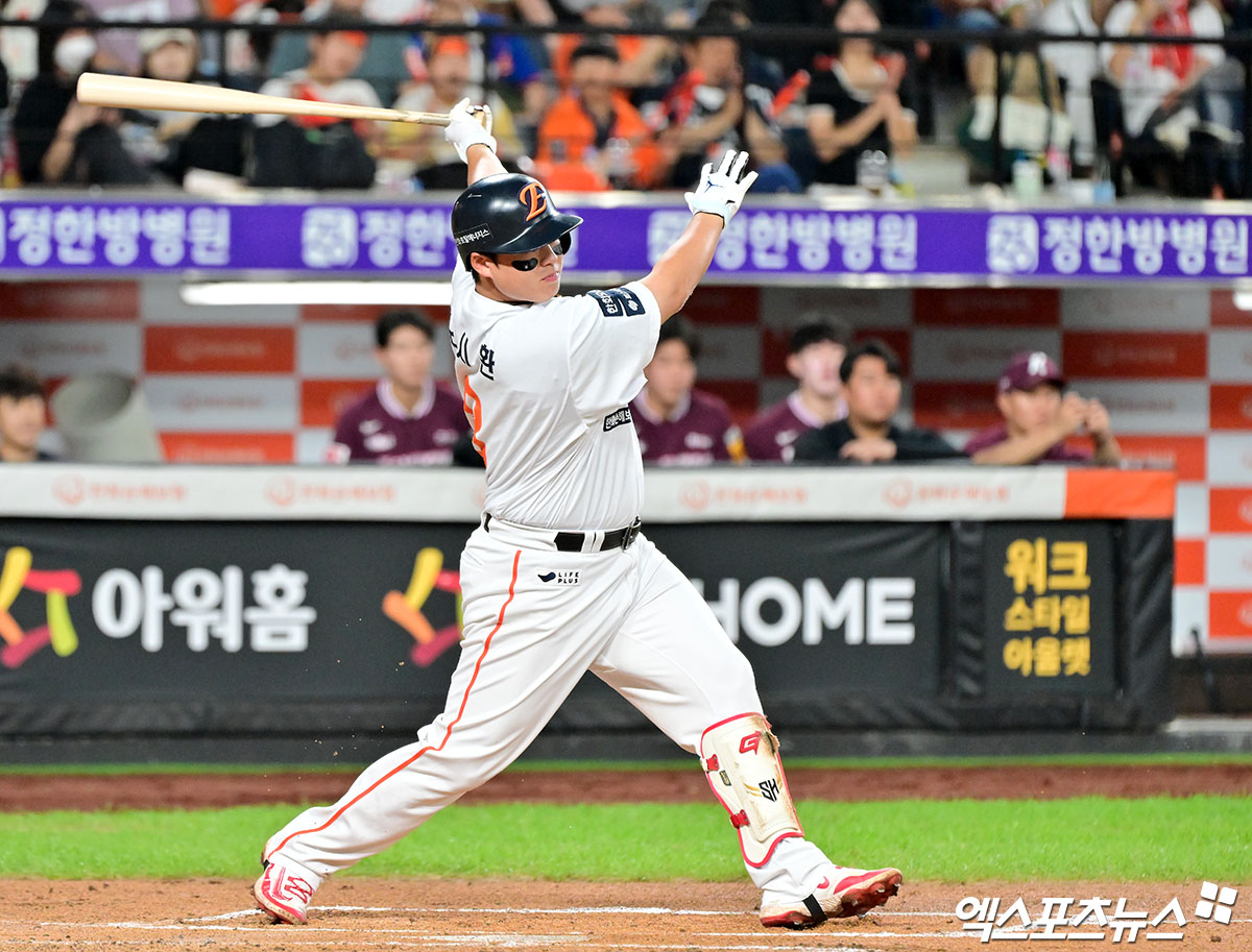 15일 오후 대전 한화생명 볼파크에서 열린 '2025 신한 SOL Bank KBO리그' 키움 히어로즈와 한화 이글스의 경기, 1회말 1사 1,2루 한화 노시환이 타격을 하고 있다. 엑스포츠뉴스DB