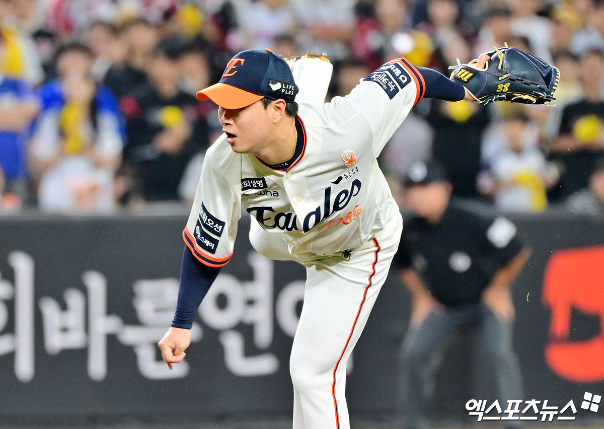 9일 오후 대전 한화생명 볼파크에서 열린 '2025 신한 SOL Bank KBO리그' LG 트윈스와 한화 이글스의 경기, 5회초 한화 김종수가 공을 힘차게 던지고 있다. 엑스포츠뉴스DB