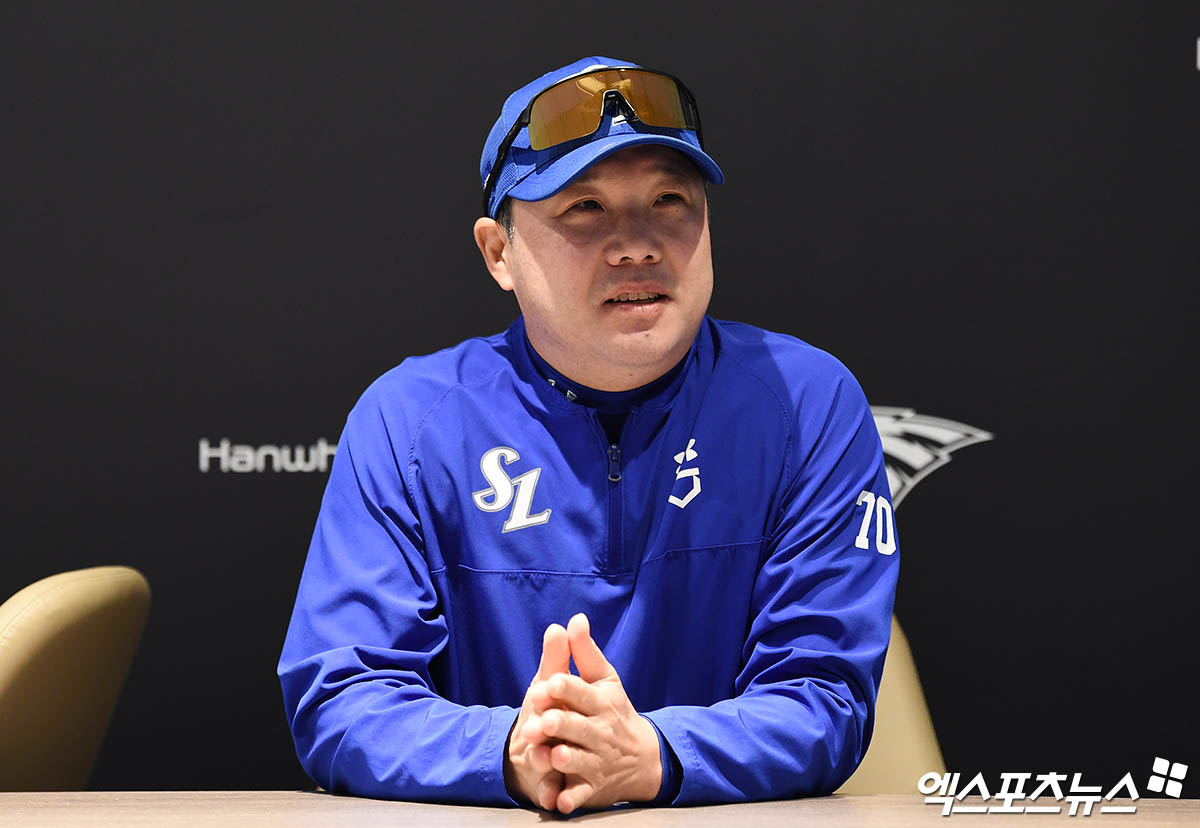 17일 오후 대전한화생명볼파크에서 열리는 '2025 신한 SOL Bank KBO 포스트시즌' 삼성 라이온즈와 한화 이글스의 플레이오프 1차전 경기에 앞서 삼성 박진만 감독이 취재진과 인터뷰를 나누고 있다. 엑스포츠뉴스DB